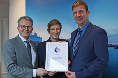 Freuten sich über die Auszeichnung des „BIM-Cluster Awards Niedersachsen“ für NPorts: Geschäftsführer Holger Banik, Ingenieurin Katrin Büscher, die das Projekt seitens NPorts leitete, und Volker Weiß, Technischer Geschäftsführer.