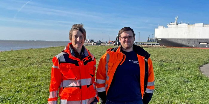 Katrin Büscher und Andre Dirksen vor der Mole auf Norderney