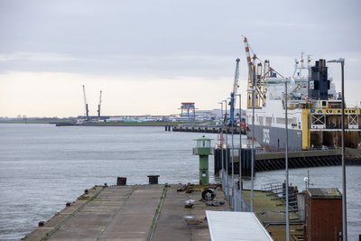 Blick in den Hafen Cuxhaven Richtung geplanter Liegeplätze 5-7