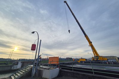 Mit Hilfe eines großen Krans sind die Dammtafeln, die dafür gesorgt haben, dass während der Wartungsarbeiten kein Wasser in das Mitteltor der Seeschleuse Cuxhaven läuft, gezogen worden.