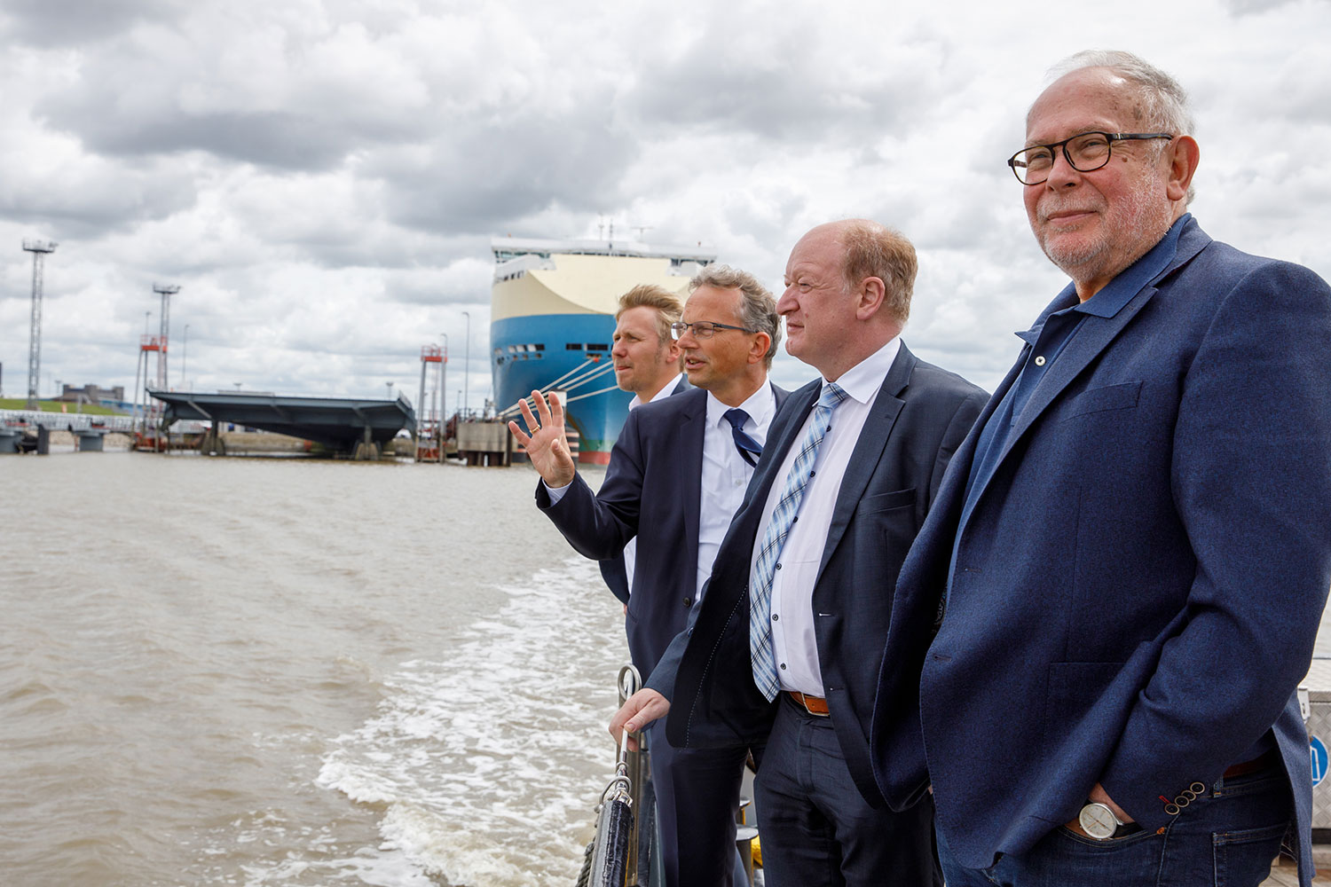 Hafen Emden: Minister Hilbers informiert sich über Projekte
