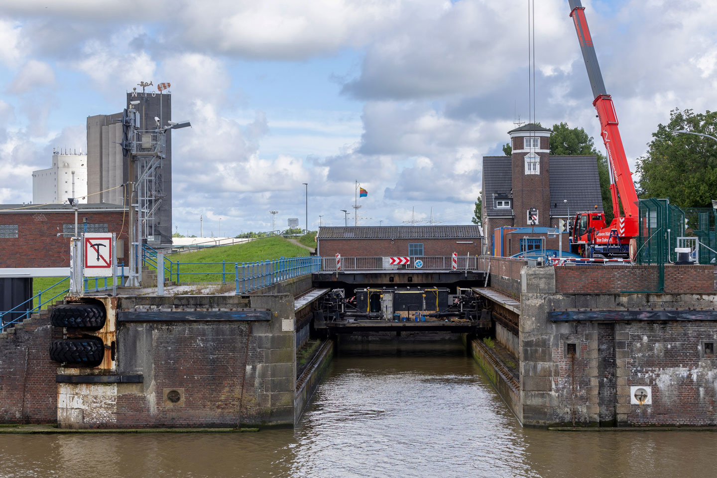 Modernisierung der Großen Seeschleuse in Emden startet
