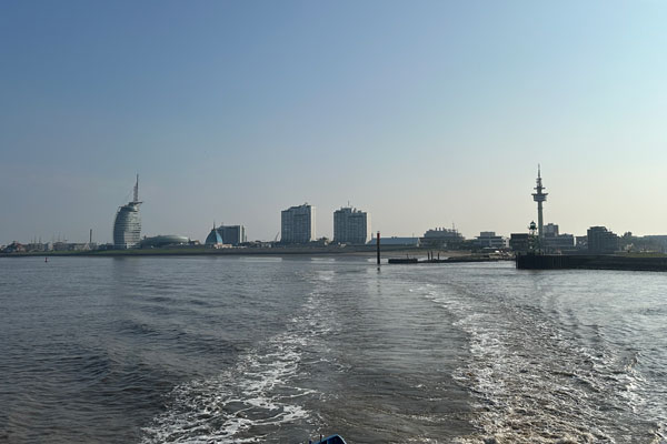 Blick von der Fähre auf Cuxhaven