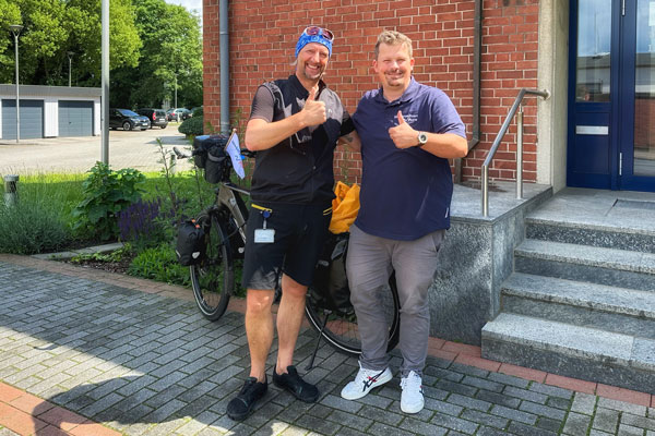 Christian Helten und Jens Almer vor der Niederlassung Brake