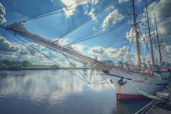 Blick in den Hafen Brake mit dem Dreimaster Segelschiff Großherzogin Elisabeth