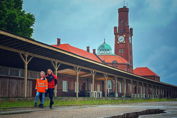 Gabriele Landvogt und Jens Almer im Hafen Cuxhaven