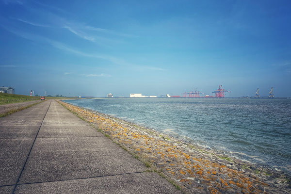 Blick von der Wasserkante auf den hafen Wilhelmshaven mit Verladekränen