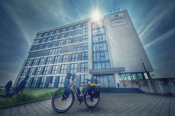 Fahrrad vor der Niederlassung Wilhelmshaven im Gegenlicht