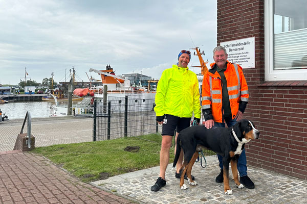 Dieter Palma und Jens Almer vor der Schiffsmeldestelle Bensersiel