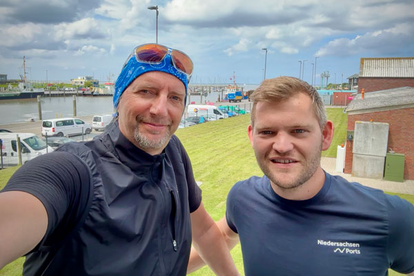 Thorsten Arends und Jens Almer im Hafen Bensersiel