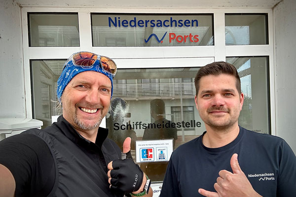 Thorsten Klaassen und Jens Almer vor der Schiffsmeldestelle Norddeich